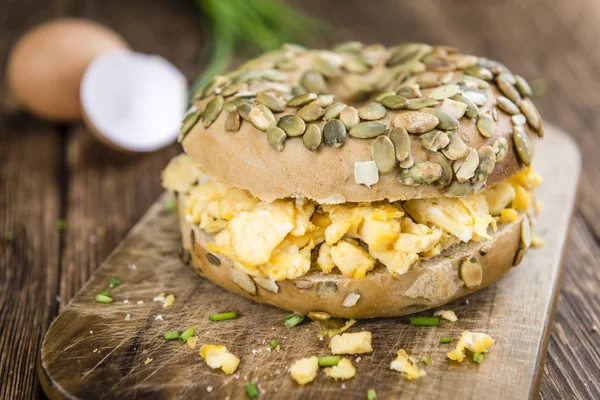 Breakfast Bagel with fried Eggs — Stock Photo, Image