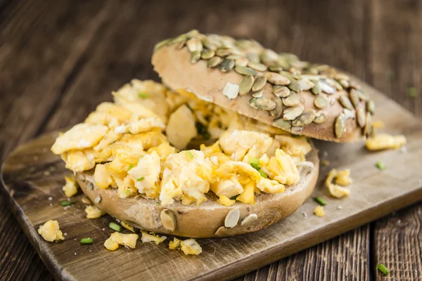 Breakfast Bagel with fried Eggs — Stock Photo, Image