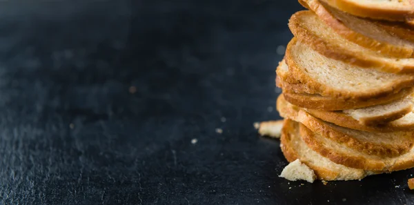 Bröd chips på en skiffer platta — Stockfoto