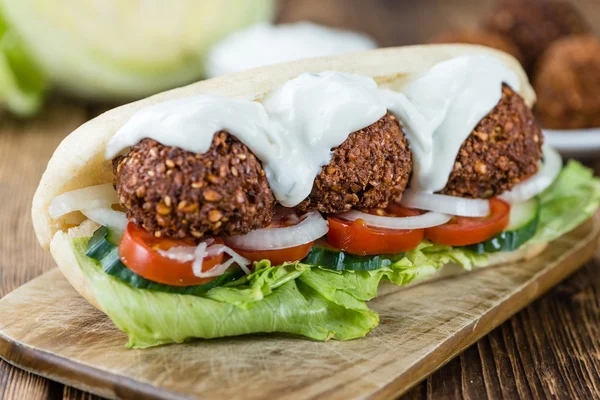 Sandwich Falafel sur table en bois — Photo