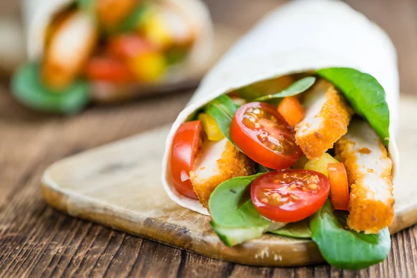 Envoltura de pollo recién hecho — Foto de Stock