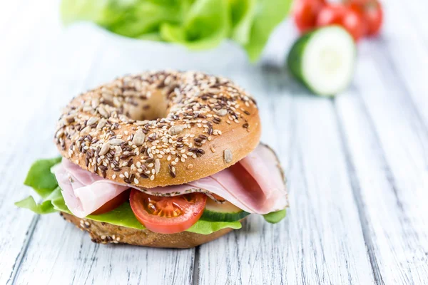 Café da manhã Bagel (com presunto; foco seletivo ) — Fotografia de Stock