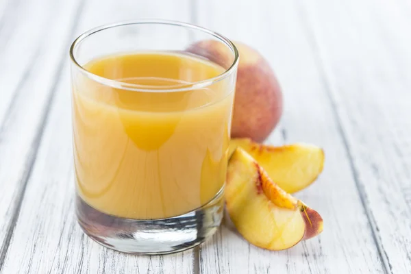 Часть персикового сока — стоковое фото