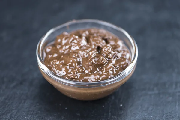 Losa de pizarra con una porción de crema de chocolate —  Fotos de Stock