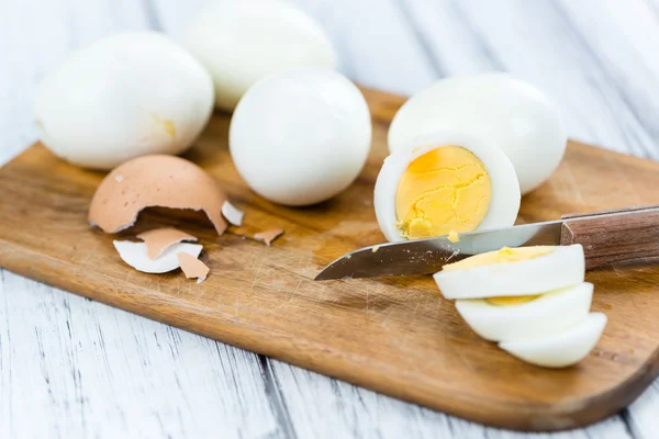 Huevos en rodajas en una mesa de madera vieja —  Fotos de Stock