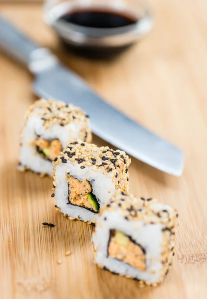Gedeelte van Sushi op een houten tafel — Stockfoto