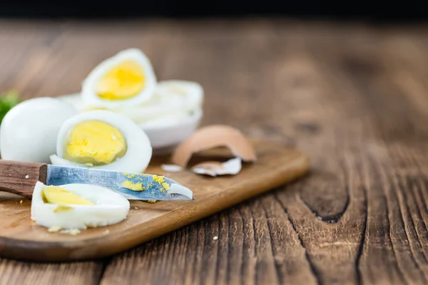 Huevos en rodajas en una mesa de madera vieja —  Fotos de Stock