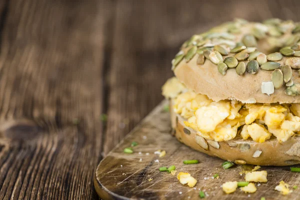 Scrambled Eggs on a Bagel — Stock Photo, Image