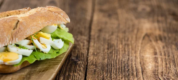 Dilimlenmiş yumurtalı sandviç — Stok fotoğraf