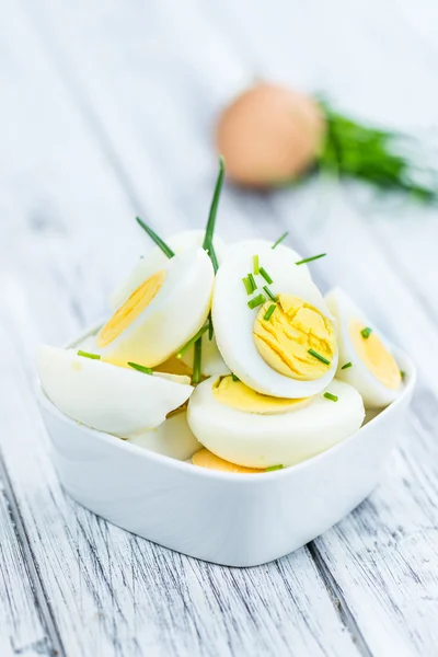 Halbierte Eier auf Holztisch — Stockfoto