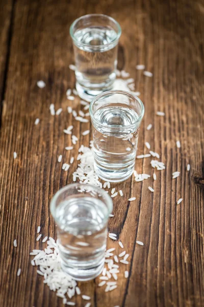 Sake sur une vieille table en bois — Photo