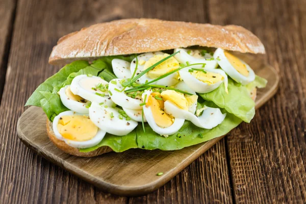 Сэндвич с вареными яйцами — стоковое фото