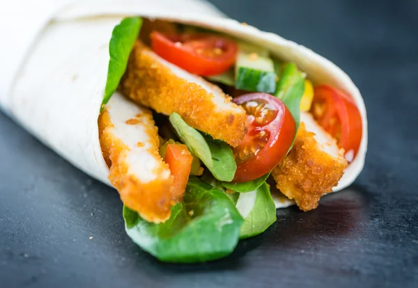 Färska gjorde kyckling Wrap — Stockfoto