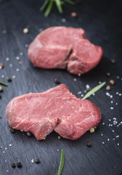 Filetes de carne cruda —  Fotos de Stock