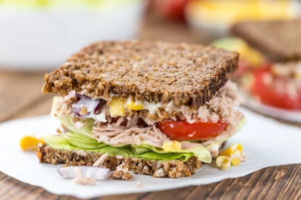 Sandwich au thon sur une vieille table en bois — Photo