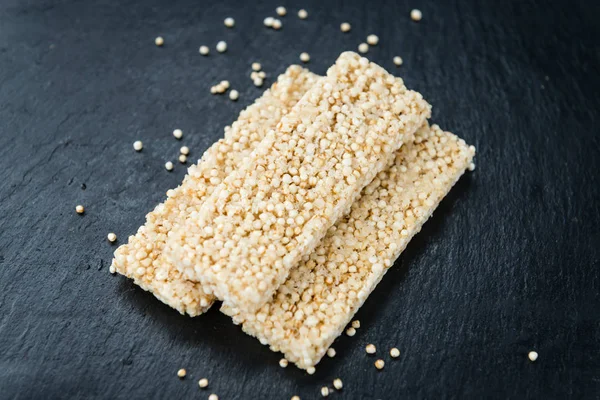 Quinoa Bars pada papan tulis — Stok Foto