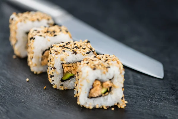 Losa de pizarra con un poco de sushi — Foto de Stock