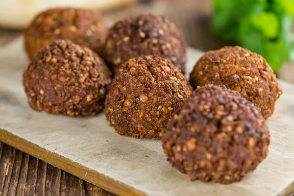 Falafel sur une vieille table en bois — Photo