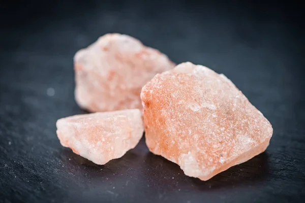 Leisteen plaat met roze zout — Stockfoto