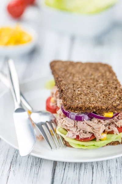 Table en bois avec sandwich au thon — Photo