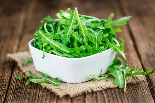 Arugula fresca su sfondo vintage — Foto Stock