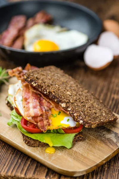 Holztisch mit Speck und Eiern — Stockfoto