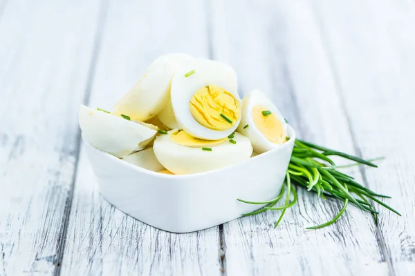 Halbierte Eier auf hölzernem Hintergrund — Stockfoto