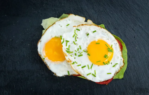 Kızarmış yumurtalı sandviç — Stok fotoğraf