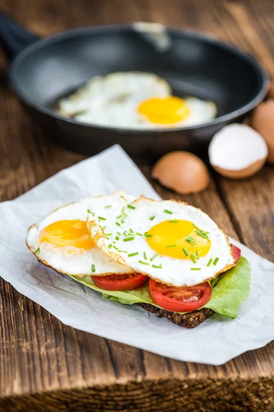 तळलेल्या अंडीसह सँडविच — स्टॉक फोटो, इमेज
