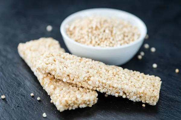 Quinoa μπαρ σε μια πλάκα πλάκα — Φωτογραφία Αρχείου