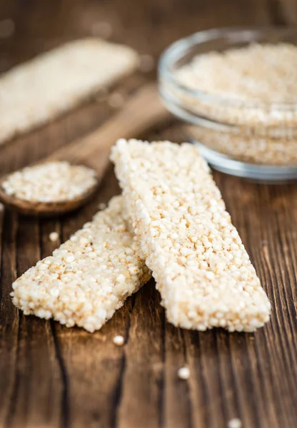 Barre di quinoa su un tavolo di legno — Foto Stock