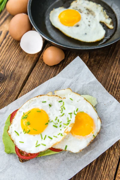 Houten tafel met gebakken eieren — Stockfoto