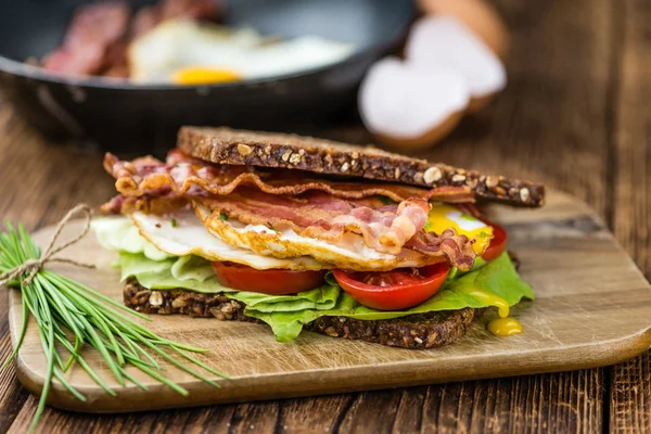 Bacon och ägg smörgås — Stockfoto