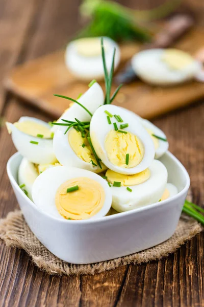 Porción de huevos cortados a la mitad —  Fotos de Stock