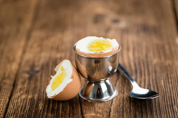 Huevo hervido en la mesa —  Fotos de Stock