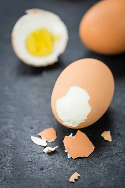 Losa de pizarra con huevos cocidos —  Fotos de Stock