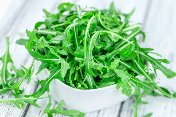 Mesa de madeira com Arugula fresca — Fotografia de Stock