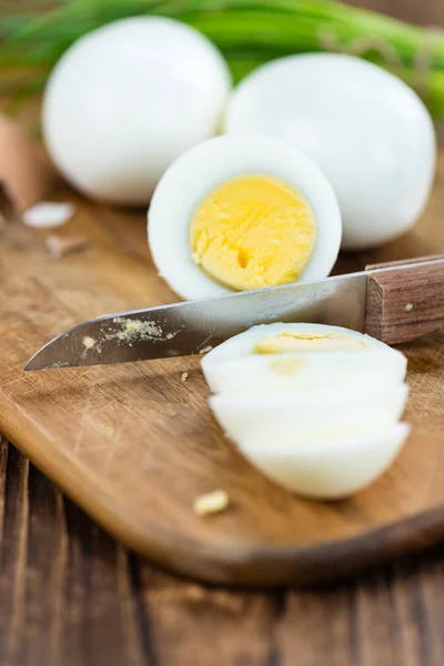 Gedeelte van gekookte eieren, gesneden — Stockfoto