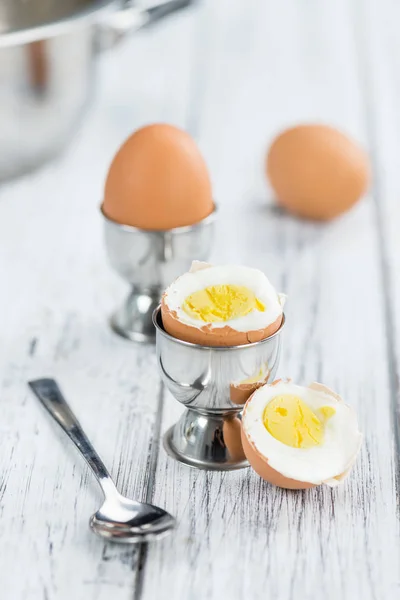 Jajka na twardo na stole — Zdjęcie stockowe