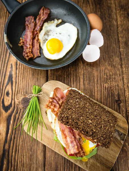 Broodje bacon en eieren — Stockfoto
