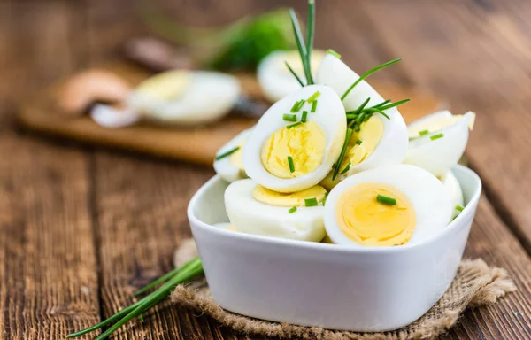 Wooden table with halved Eggs — Stock Photo, Image