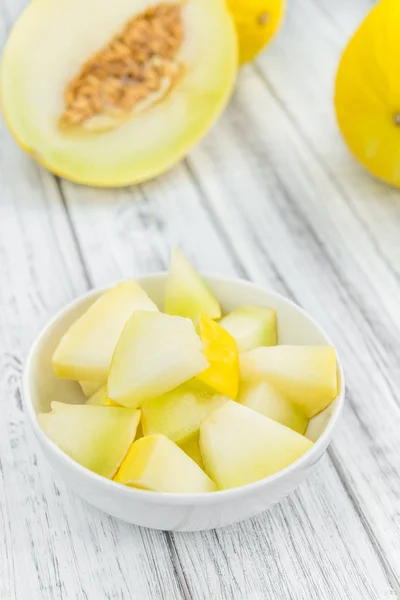 Honeydew kavun ile ahşap masa — Stok fotoğraf