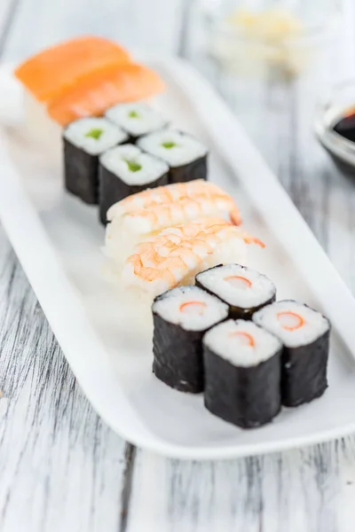 Sushi em uma mesa de madeira — Fotografia de Stock