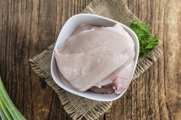 Mesa de madeira com costeletas de frango — Fotografia de Stock