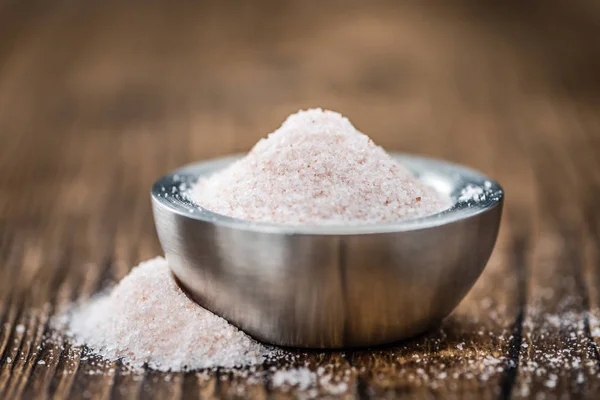 Sól na drewnianym stole — Zdjęcie stockowe