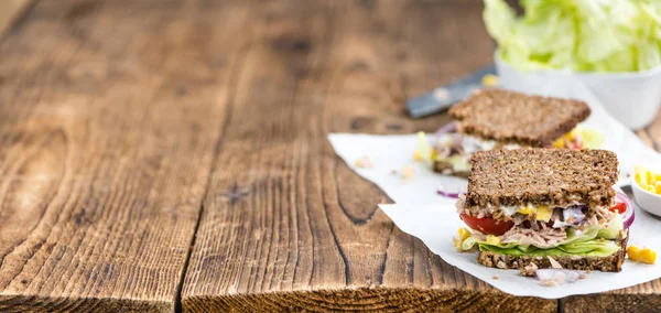 Сэндвичи с тунцом и хлебом из цельной муки — стоковое фото