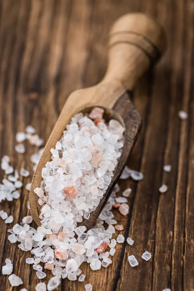 Гималайская соль на деревянном столе — стоковое фото