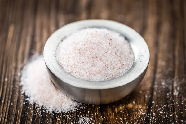 Розовая соль на винтажном фоне — стоковое фото