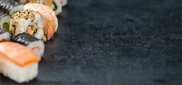 Skiffer platta med några Sushi — Stockfoto