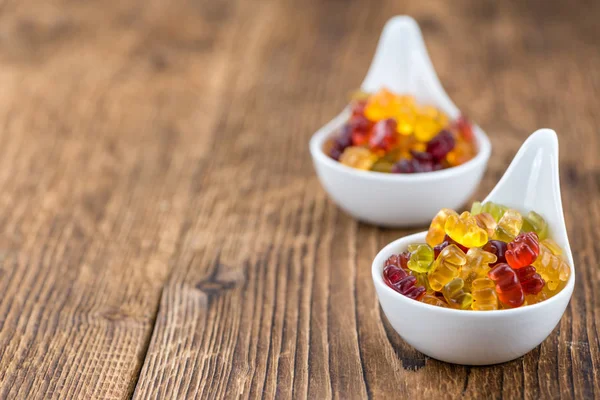 Holztisch mit Gummibärchen — Stockfoto